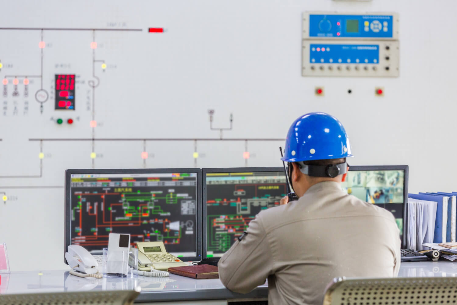 Moderner industrieller Kontrollraum mit mehreren Displays