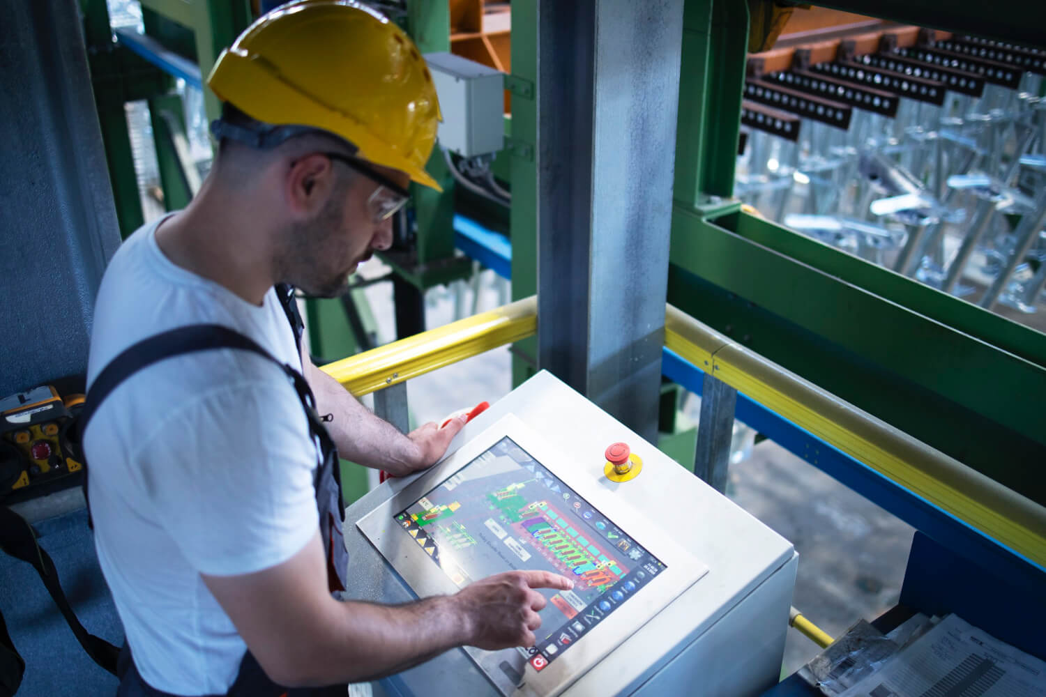 Bediener nutzt moderne HMI-Oberfläche